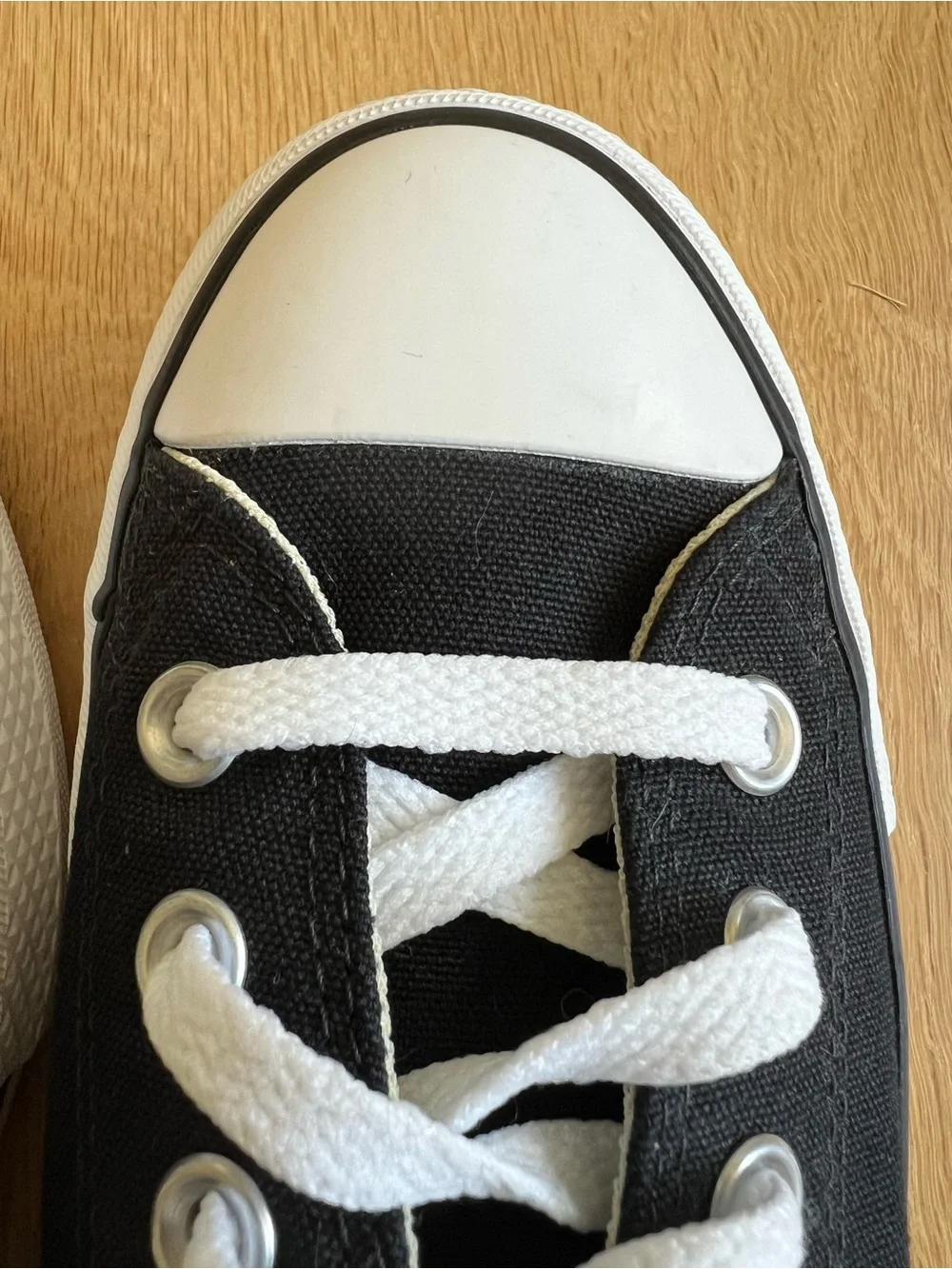 Converse Chuck Taylor All Star Black and White Low-Top Canvas Sneakers, Size 8